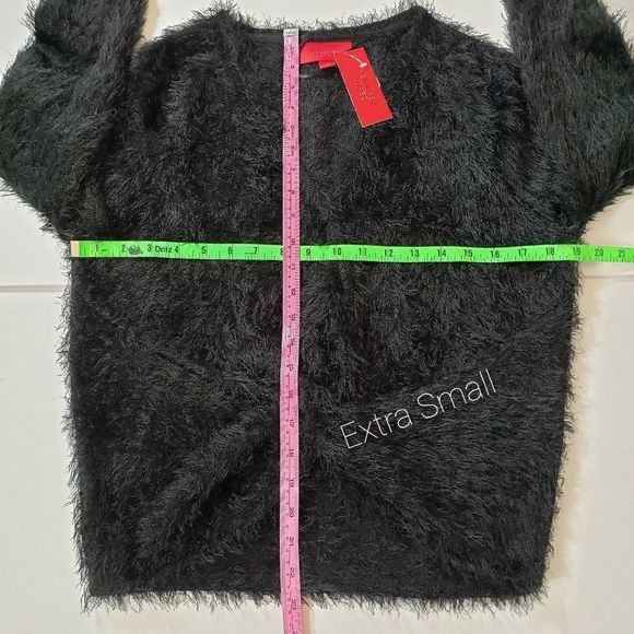 FINAL PRICE JLO Eyelash v-neck top with twisted hem black - Picture 3 of 4